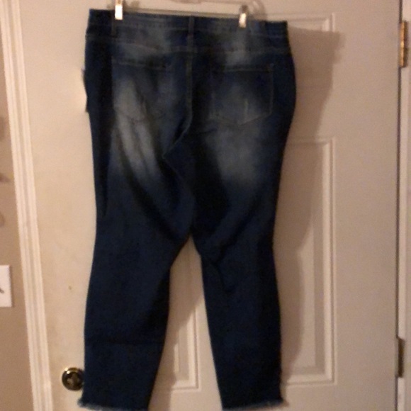 ⭐️ 5/$20 ⭐️ Loralette Jeans - Picture 2 of 3